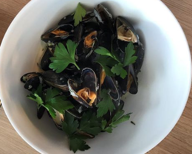 MOULES MARINIERES ET CES POTATOES DORE AU FOUR