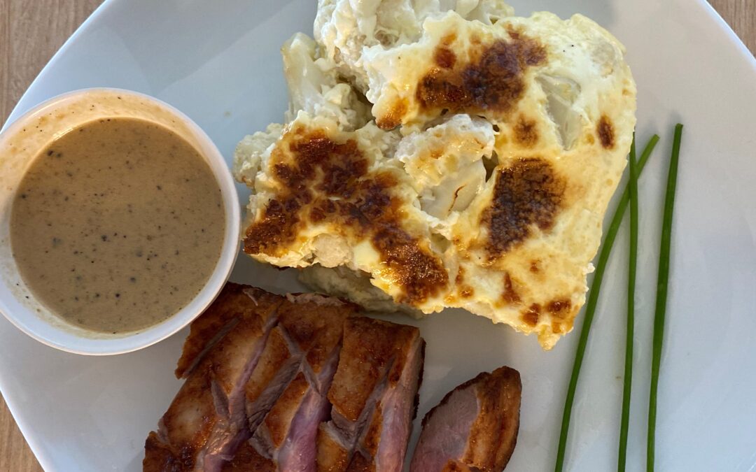 MAGRET DE CANARD SAUCE POIVRE  ET SON GRATIN DE CHOU- FLEUR