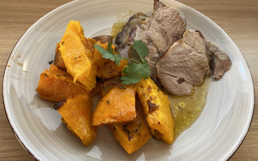 EPAULE D&rsquo;AGNEAU DOREE AU FOUR , POTIMARRONS ET PATATES DOUCES ROTIS