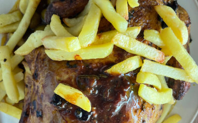 POULET AUX OLIVES ET CES FRITES .